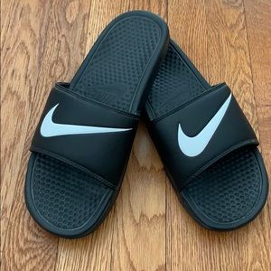 Classic Nike Slides (M 11)
